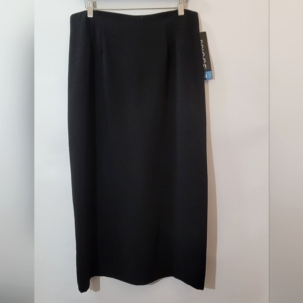 Briggs women straight skirt.